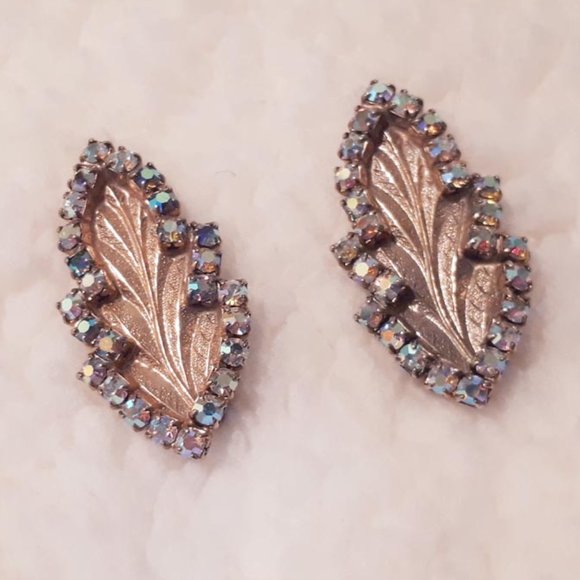 Vintage clip on earrings. Crystal and leaf pattern - Picture 1 of 3